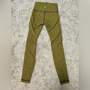 LULULMEON SIZE 2 BNWOT GREENISH TEXTURED LEGGINGS